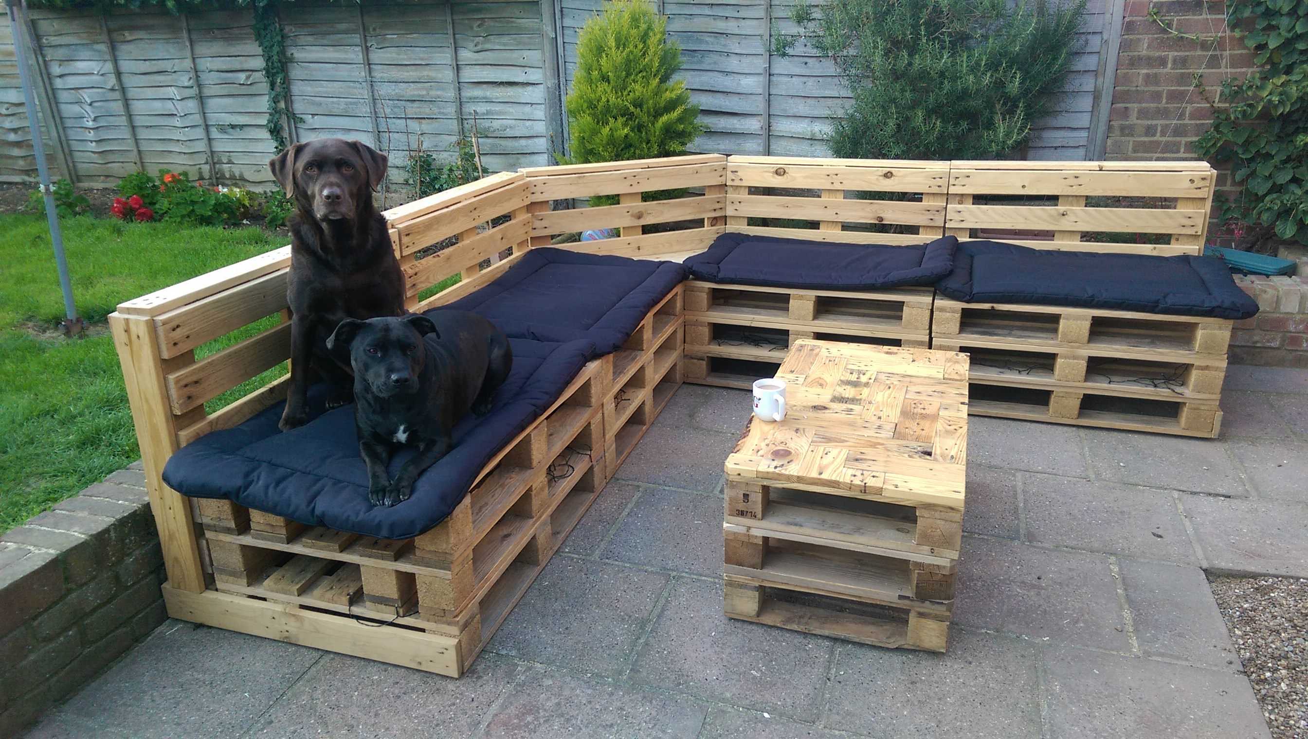 5 Top Tips For Creating Pallet Seating For The Garden YardYum 